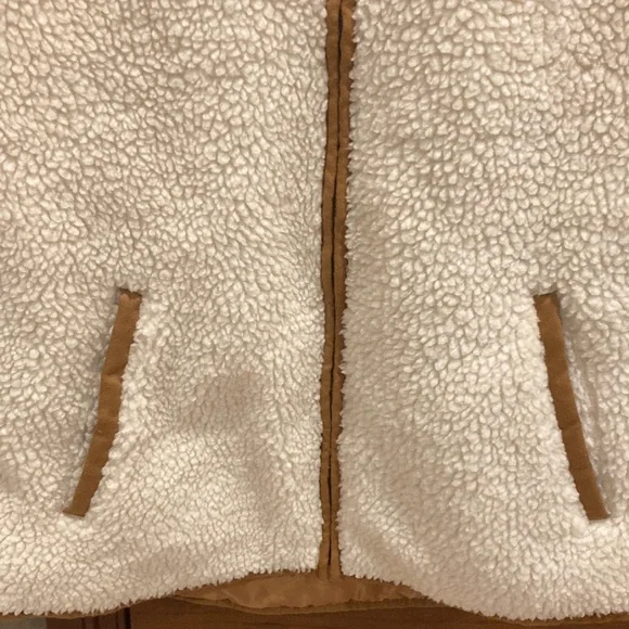 Old Navy women’s vest, size medium, ivory fur with brown detail,keeps u warm! - Picture 4 of 9
